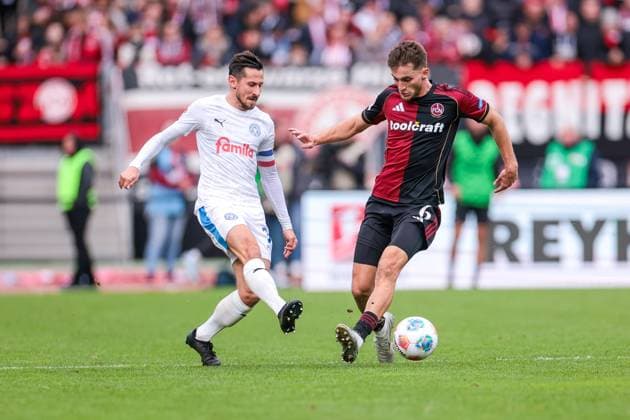 19.10.2025, 2. Bundesliga, 9. Spieltag, 1. FC Nürnberg - Holstein Kiel, v. l. Steven Skrzybski (Holstein Kiel), Adam Markhiev (1. FC Nürnberg), Nürnberg Max Morlock Stadion Bayern Deutschland xRHR-FOTO DEx Copyright: DennisxEwert RHR-FOTOx RHR-FOTO DE