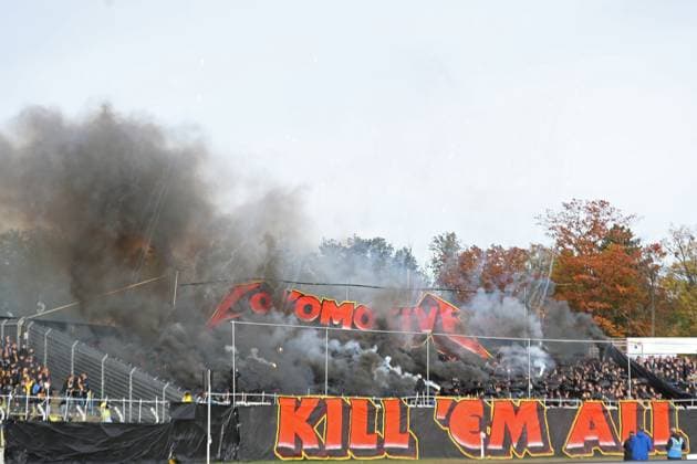 Fußball Regionalliga Nordost: 1. FC Lok Leipzig - BSG Chemie Leipzig; 19.10.2025 Choreo mit viel Pyro-Rauch im Lok-Fanblock, Ultras, Fans. Fußball, Regionalliga Nordost, Saison 2025 2026, 12. Spieltag: 1. FC Lok Leipzig vs. BSG Chemie Leipzig am 19.10.2025 im Bruno-Plache-Stadion, Leipzig. Copyright: xBEAUTIFULxSPORTS JanxKaeferx
