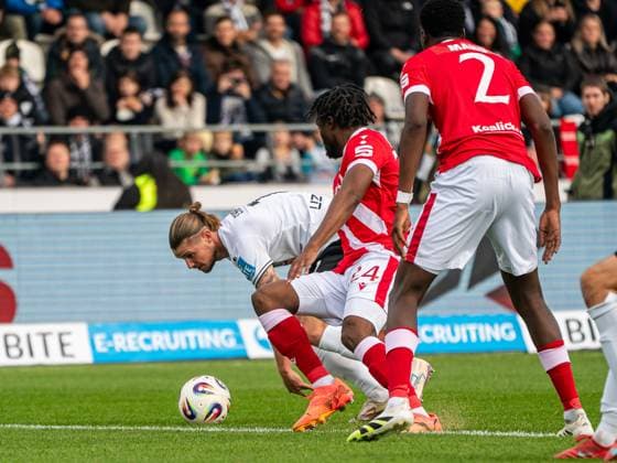 Dennis Chessa (SSV Ulm 1846, 11) im Zweikampf mit Anderson Lucoqui (FC Energie Cottbus, 24), GER, SSV Ulm 1846 vs. SV Elversberg, Fussball, DFB-Pokal, 1. Runde, Spielzeit 2025 2026, 17.08.2025, DFB DFL regulations prohibit any use of photographs as image sequences and or quasi-video. GER, SSV Ulm 1846 vs. SV Elversberg, Fussball, DFB-Pokal, Spielzeit 2025 2026, 17.08.2025 Ulm Copyright: xMichaelxSchmidt Eibner-Pressefotx EP_MST
