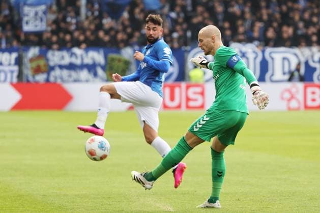 19.10.2025, xtvx, Fussball 2.Bundesliga, SV Darmstadt 98 - 1.FC Magdeburg v.l. Zweikampf, Duell, duel, tackle, compete Marco Richter (SV Darmstadt 98) Torwart Dominik Reimann (1. FC Magdeburg) (DFL DFB REGULATIONS PROHIBIT ANY USE OF PHOTOGRAPHS as IMAGE SEQUENCES and or QUASI-VIDEO) Darmstadt