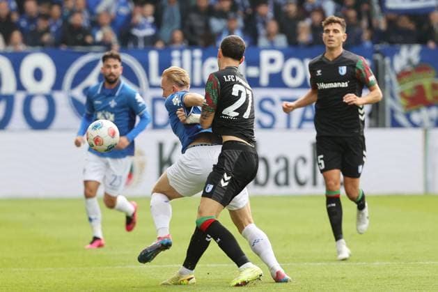 19.10.2025, xtvx, Fussball 2.Bundesliga, SV Darmstadt 98 - 1.FC Magdeburg v.l. Zweikampf, Duell, duel, tackle, compete Isac Lidberg (SV Darmstadt 98) Falko Michel (1. FC Magdeburg) (DFL DFB REGULATIONS PROHIBIT ANY USE OF PHOTOGRAPHS as IMAGE SEQUENCES and or QUASI-VIDEO) Darmstadt