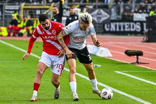 GER, 3. Liga, SSV Ulm 1846 vs FC Energie Cottbus 19.10.2025, Donaustadion, Ulm, GER, 3. Liga, SSV Ulm 1846 vs FC Energie Cottbus, im Bild Tolcay Cigerci (Cottbus, 10), Niklas Kölle Koelle (SSV Ulm, 32)