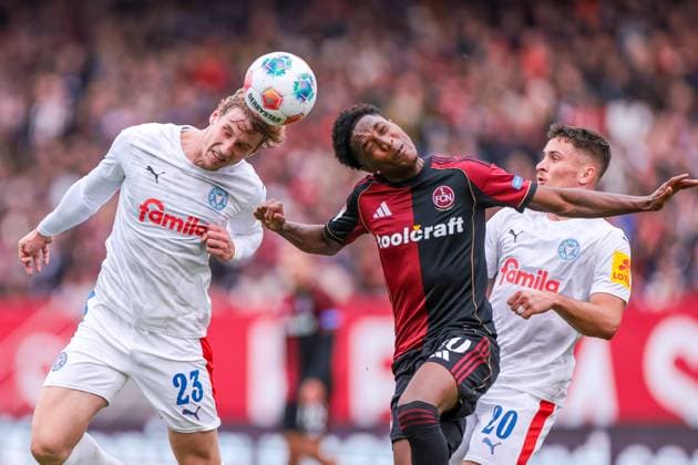 19.10.2025, 2. Bundesliga, 9. Spieltag, 1. FC Nürnberg - Holstein Kiel, v. l. Lasse Rosenboom (Holstein Kiel), Pape Demba Diop (1. FC Nürnberg), Adrian Kapralik (Holstein Kiel), Nürnberg Max Morlock Stadion Bayern Deutschland xRHR-FOTO DEx Copyright: DennisxEwert RHR-FOTOx RHR-FOTO DE