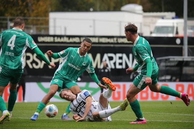 19.10.2025, xmohx, Fussball 2.Bundesliga, SV Elversberg - SpVgg Greuther Fuerth v.l. Philipp Ziereis (Greuther Fürth Fuerth) Maximilian Dietz (Greuther Fürth Fuerth) Tom Zimmerschied (SV Elversberg) Lukas Reich (Greuther Fürth Fuerth) Zweikampf, Aktion, action, battle for the ball (DFL DFB REGULATIONS PROHIBIT ANY USE OF PHOTOGRAPHS as IMAGE SEQUENCES and or QUASI-VIDEO) Elversberg