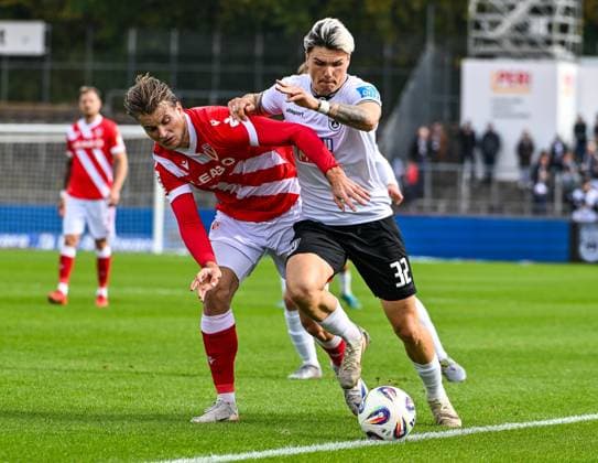 GER, 3. Liga, SSV Ulm 1846 vs FC Energie Cottbus 19.10.2025, Donaustadion, Ulm, GER, 3. Liga, SSV Ulm 1846 vs FC Energie Cottbus, im Bild Moritz Hannemann (Cottbus, 11), Niklas Kölle Koelle (SSV Ulm, 32), Kampf um den Ball, verbissener Einsatz
