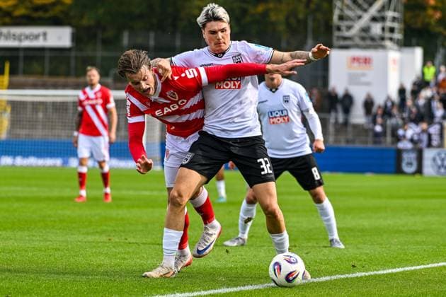 GER, 3. Liga, SSV Ulm 1846 vs FC Energie Cottbus 19.10.2025, Donaustadion, Ulm, GER, 3. Liga, SSV Ulm 1846 vs FC Energie Cottbus, im Bild Moritz Hannemann (Cottbus, 11), Niklas Kölle Koelle (SSV Ulm, 32), Kampf um den Ball, verbissener Einsatz