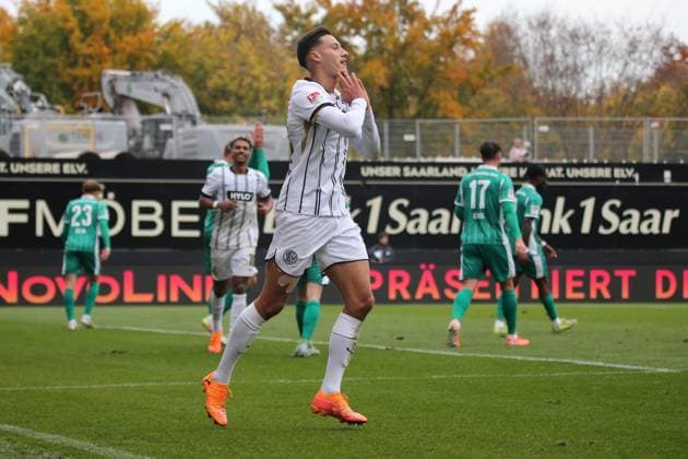 19.10.2025, xmohx, Fussball 2.Bundesliga, SV Elversberg - SpVgg Greuther Fuerth v.l. Younes Ebnoutalib (SV Elversberg) nach dem Abseitstor (DFL DFB REGULATIONS PROHIBIT ANY USE OF PHOTOGRAPHS as IMAGE SEQUENCES and or QUASI-VIDEO) Elversberg
