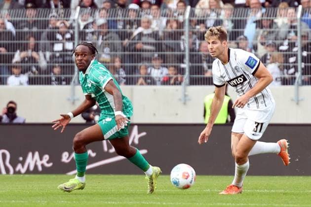 19.10.2025, xrekx, Fussball 2.Bundesliga, SV Elversberg - SpVgg Greuther Fuerth v.l. Noel Futkeu (SpVgg Greuther Fuerth) Maximilian Rohr (SV 07 Elversberg) (DFL DFB REGULATIONS PROHIBIT ANY USE OF PHOTOGRAPHS as IMAGE SEQUENCES and or QUASI-VIDEO) Elversberg