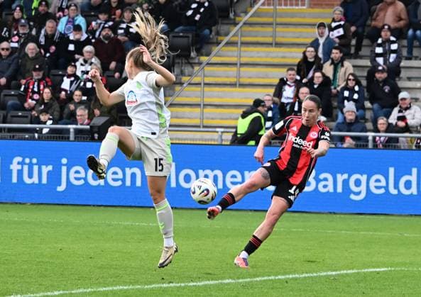 19.10.2025, xsltx, Fussball Google Pixel Frauen-Bundesliga, Eintracht Frankfurt - Werder Bremen v.l. Michelle Weiß (Werder Bremen), GÃ raldine Reuteler (Eintracht Frankfurt) scheitert mit einem Vollleyschuss (DFL DFB REGULATIONS PROHIBIT ANY USE OF PHOTOGRAPHS as IMAGE SEQUENCES and or QUASI-VIDEO)