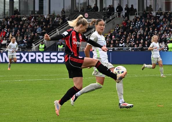 19.10.2025, xsltx, Fussball Google Pixel Frauen-Bundesliga, Eintracht Frankfurt - Werder Bremen v.l. Rebecka Blomqvist (Eintracht Frankfurt), Hanna Nemeth (Werder Bremen) (DFL DFB REGULATIONS PROHIBIT ANY USE OF PHOTOGRAPHS as IMAGE SEQUENCES and or QUASI-VIDEO)
