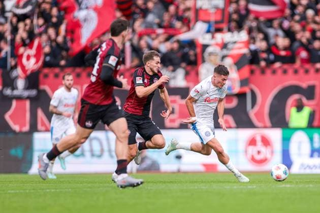 19.10.2025, 2. Bundesliga, 9. Spieltag, 1. FC Nürnberg - Holstein Kiel, Adrian Kapralik (Holstein Kiel) setzt sich durch, Nürnberg Max Morlock Stadion Bayern Deutschland xRHR-FOTO DEx Copyright: DennisxEwert RHR-FOTOx RHR-FOTO DE