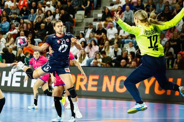 Handball, EHF EURO Cup Slovakia Norway Bratislava, Slovakia 20251019 Norway s Kjerstin Boge Solas and Slovakia s goalkeeper Sona Furgalakova during the handball match in the EHF EURO Cup between Slovakia and Norway at Hant Arena Photo Nikola Krstic NTB Bratislava Slovakia EDITORIAL USE ONLY RESTRICTED USE FOR BETTING COMPANIES  Copyright: xNikolaxKrsticx xNTBx