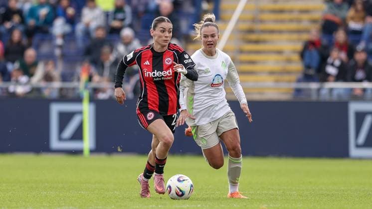 v.li.: Ereleta Memeti (Eintracht Frankfurt, 27) und Maja Sternad (SV Werder Bremen, 11) im Laufduell, Zweikampf, Duell, Dynamik, Aktion, Action, Spielszene, DIE DFB-RICHTLINIEN UNTERSAGEN JEGLICHE NUTZUNG VON FOTOS ALS SEQUENZBILDER UND ODER VIDEOÄHNLICHE FOTOSTRECKEN. DFB REGULATIONS PROHIBIT ANY USE OF PHOTOGRAPHS AS IMAGE SEQUENCES AND OR QUASI-VIDEO., 19.10.2025, Frankfurt am Main (Deutschland), Fussball, Google Pixel Frauen-Bundesliga, Eintracht Frankfurt - SV Werder Bremen