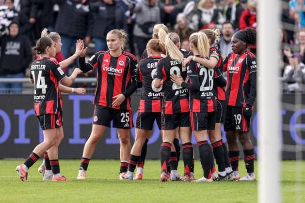 Spielerinnen von Eintracht Frankfurt mit Torjubel, Jubel, jubeln, jubelt, optimistisch, Spielszene, Highlight, Freude über das Tor zum 2:0, DIE DFB-RICHTLINIEN UNTERSAGEN JEGLICHE NUTZUNG VON FOTOS ALS SEQUENZBILDER UND ODER VIDEOÄHNLICHE FOTOSTRECKEN. DFB REGULATIONS PROHIBIT ANY USE OF PHOTOGRAPHS AS IMAGE SEQUENCES AND OR QUASI-VIDEO., 19.10.2025, Frankfurt am Main (Deutschland), Fussball, Google Pixel Frauen-Bundesliga, Eintracht Frankfurt - SV Werder Bremen