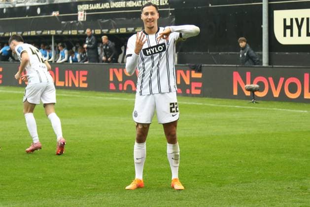 19.10.2025, xmohx, Fussball 2.Bundesliga, SV Elversberg - SpVgg Greuther Fuerth v.l. Torjubel nach dem Tor zum celebrating the goal celebrate 2:0 durch Younes Ebnoutalib (SV Elversberg) (DFL DFB REGULATIONS PROHIBIT ANY USE OF PHOTOGRAPHS as IMAGE SEQUENCES and or QUASI-VIDEO) Elversberg