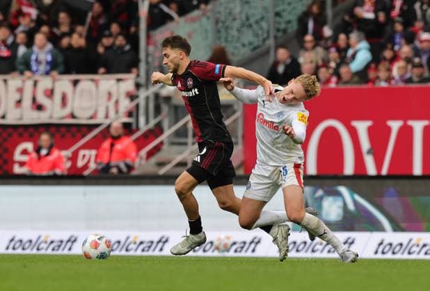 19.10.2025 - Fussball - Saison 2025 2026 - 2. Fussball - Bundesliga - 09. Spieltag: 1. FC Nürnberg FCN ( Club ) - KSV Holstein Kiel ( Störche ) - Sportfoto Zink DaMa - xdaxmax - DFL regulations prohibit any use of photographs as image sequences and or quasi-video - only for editorial use - Adam Markhiev (6, 1. FC Nürnberg FCN ) Kasper Davidsen (15, Holstein Kiel )