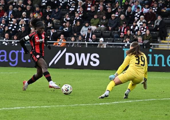 19.10.2025, xsltx, Fussball Google Pixel Frauen-Bundesliga, Eintracht Frankfurt - Werder Bremen v.l. Nicole Anyomi (Eintracht Frankfurt) scheitert an Mariella El Sherif (Werder Bremen) (DFL DFB REGULATIONS PROHIBIT ANY USE OF PHOTOGRAPHS as IMAGE SEQUENCES and or QUASI-VIDEO)
