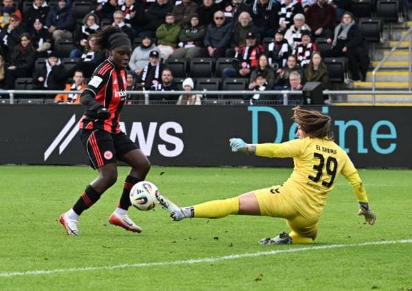 19.10.2025, xsltx, Fussball Google Pixel Frauen-Bundesliga, Eintracht Frankfurt - Werder Bremen v.l. Nicole Anyomi (Eintracht Frankfurt) scheitert an Mariella El Sherif (Werder Bremen) (DFL DFB REGULATIONS PROHIBIT ANY USE OF PHOTOGRAPHS as IMAGE SEQUENCES and or QUASI-VIDEO)