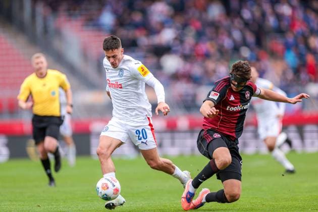 19.10.2025, 2. Bundesliga, 9. Spieltag, 1. FC Nürnberg - Holstein Kiel, v. l. Adrian Kapralik (Holstein Kiel), Fabio Gruber (1. FC Nürnberg), Nürnberg Max Morlock Stadion Bayern Deutschland xRHR-FOTO DEx Copyright: DennisxEwert RHR-FOTOx RHR-FOTO DE
