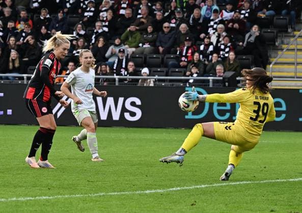 19.10.2025, xsltx, Fussball Google Pixel Frauen-Bundesliga, Eintracht Frankfurt - Werder Bremen v.l. Rebecka Blomqvist (Eintracht Frankfurt) scheitert an Mariella El Sherif (Werder Bremen) (DFL DFB REGULATIONS PROHIBIT ANY USE OF PHOTOGRAPHS as IMAGE SEQUENCES and or QUASI-VIDEO)