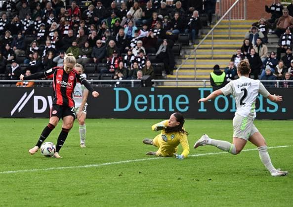 19.10.2025, xsltx, Fussball Google Pixel Frauen-Bundesliga, Eintracht Frankfurt - Werder Bremen v.l. Rebecka Blomqvist (Eintracht Frankfurt) trifft im Nachschuss gegen Mariella El Sherif (Werder Bremen) zum 1:0 (DFL DFB REGULATIONS PROHIBIT ANY USE OF PHOTOGRAPHS as IMAGE SEQUENCES and or QUASI-VIDEO)