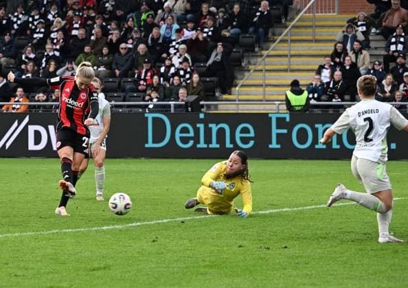 19.10.2025, xsltx, Fussball Google Pixel Frauen-Bundesliga, Eintracht Frankfurt - Werder Bremen v.l. Rebecka Blomqvist (Eintracht Frankfurt) trifft im Nachschuss gegen Mariella El Sherif (Werder Bremen) zum 1:0 (DFL DFB REGULATIONS PROHIBIT ANY USE OF PHOTOGRAPHS as IMAGE SEQUENCES and or QUASI-VIDEO)