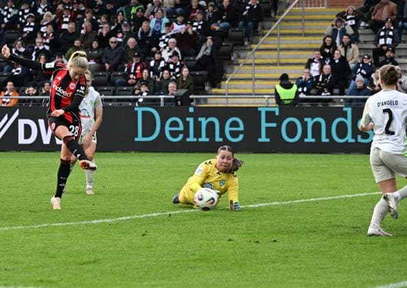19.10.2025, xsltx, Fussball Google Pixel Frauen-Bundesliga, Eintracht Frankfurt - Werder Bremen v.l. Rebecka Blomqvist (Eintracht Frankfurt) trifft im Nachschuss gegen Mariella El Sherif (Werder Bremen) zum 1:0 (DFL DFB REGULATIONS PROHIBIT ANY USE OF PHOTOGRAPHS as IMAGE SEQUENCES and or QUASI-VIDEO)