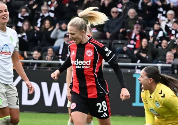 19.10.2025, xsltx, Fussball Google Pixel Frauen-Bundesliga, Eintracht Frankfurt - Werder Bremen v.l. Rebecka Blomqvist (Eintracht Frankfurt) jubelt über ihren Führungstreffer (DFL DFB REGULATIONS PROHIBIT ANY USE OF PHOTOGRAPHS as IMAGE SEQUENCES and or QUASI-VIDEO)