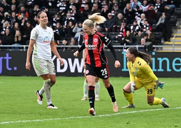 19.10.2025, xsltx, Fussball Google Pixel Frauen-Bundesliga, Eintracht Frankfurt - Werder Bremen v.l. Rebecka Blomqvist (Eintracht Frankfurt) jubelt über ihren Führungstreffer (DFL DFB REGULATIONS PROHIBIT ANY USE OF PHOTOGRAPHS as IMAGE SEQUENCES and or QUASI-VIDEO)