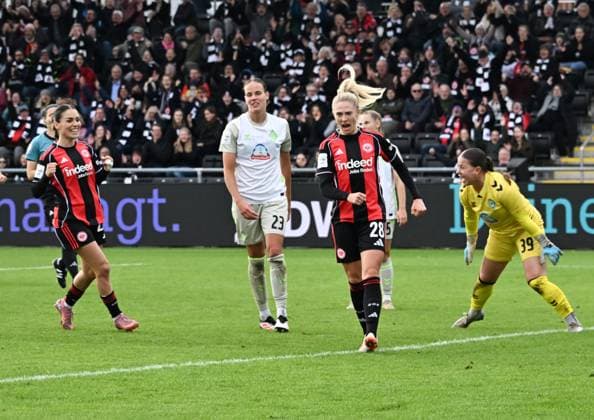 19.10.2025, xsltx, Fussball Google Pixel Frauen-Bundesliga, Eintracht Frankfurt - Werder Bremen v.l. Rebecka Blomqvist (Eintracht Frankfurt) jubelt über ihren Führungstreffer (DFL DFB REGULATIONS PROHIBIT ANY USE OF PHOTOGRAPHS as IMAGE SEQUENCES and or QUASI-VIDEO)