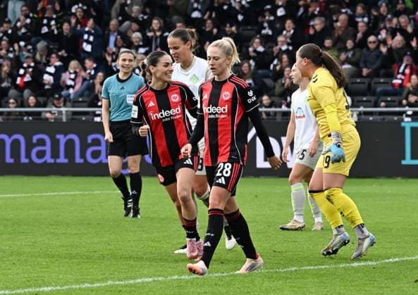 19.10.2025, xsltx, Fussball Google Pixel Frauen-Bundesliga, Eintracht Frankfurt - Werder Bremen v.l. Ereleta Memeti (Eintracht Frankfurt), Torschützin Rebecka Blomqvist (Eintracht Frankfurt), Mariella El Sherif (Werder Bremen) (DFL DFB REGULATIONS PROHIBIT ANY USE OF PHOTOGRAPHS as IMAGE SEQUENCES and or QUASI-VIDEO)