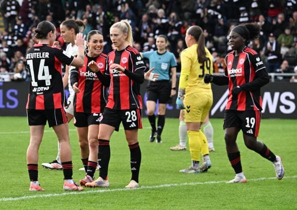 19.10.2025, xsltx, Fussball Google Pixel Frauen-Bundesliga, Eintracht Frankfurt - Werder Bremen 3. v.l. Gratulation für Rebecka Blomqvist (Eintracht Frankfurt) für das Tor zum 1:0 (DFL DFB REGULATIONS PROHIBIT ANY USE OF PHOTOGRAPHS as IMAGE SEQUENCES and or QUASI-VIDEO)