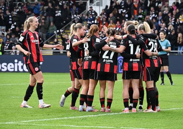 19.10.2025, xsltx, Fussball Google Pixel Frauen-Bundesliga, Eintracht Frankfurt - Werder Bremen v.re. Gratulation für Rebecka Blomqvist (Eintracht Frankfurt) für das Tor zum 1:0 (DFL DFB REGULATIONS PROHIBIT ANY USE OF PHOTOGRAPHS as IMAGE SEQUENCES and or QUASI-VIDEO)