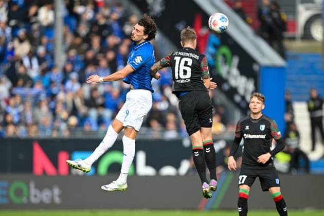 Fraser Hornby (SV Darmstadt 1898, 09) im Zweikampf mit Marcus Mathisen (1.FC Magdeburg, 16), GER, SV Darmstadt 98 vs 1. FC Magdeburg Fussball, 2. Bundesliga, 9. Spieltag, Spielzeit 2025 2026, 19.10.2025. DFL REGULATIONS PROHIBIT ANY USE OF PHOTOGRAPHS AS IMAGE SEQUENCES AND OR QUASI-VIDEO GER, SV Darmstadt 98 vs 1. FC Magdeburg Fussball, 2. Bundesliga, 9. Spieltag, Spielzeit 2025 2026, 19.10.2025. Darmstadt