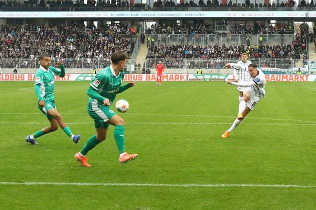 19.10.2025, xmohx, Fussball 2.Bundesliga, SV Elversberg - SpVgg Greuther Fuerth v.l. Younes Ebnoutalib (SV Elversberg) Torschuetze, erzielt das Tor, Treffer, scores the goal 2:0 (DFL DFB REGULATIONS PROHIBIT ANY USE OF PHOTOGRAPHS as IMAGE SEQUENCES and or QUASI-VIDEO) Elversberg