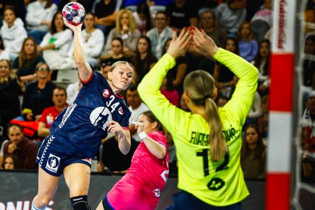 Handball, EHF EURO Cup Slovakia Norway Bratislava, Slovakia 20251019 Norway s Anniken Wollik and Slovakia s goalkeeper Sona Furgalakova during the handball match in the EHF EURO Cup between Slovakia and Norway at Hant Arena Photo Nikola Krstic NTB Bratislava Slovakia EDITORIAL USE ONLY RESTRICTED USE FOR BETTING COMPANIES  Copyright: xNikolaxKrsticx xNTBx