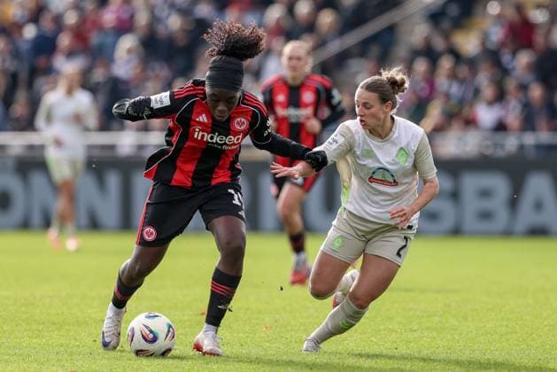v.li.: Nicole Anyomi (Eintracht Frankfurt, 19) und Chiara D Angelo (SV Werder Bremen, 2) im Zweikampf, Duell, Dynamik, Aktion, Action, Spielszene, DIE DFB-RICHTLINIEN UNTERSAGEN JEGLICHE NUTZUNG VON FOTOS ALS SEQUENZBILDER UND ODER VIDEOÄHNLICHE FOTOSTRECKEN. DFB REGULATIONS PROHIBIT ANY USE OF PHOTOGRAPHS AS IMAGE SEQUENCES AND OR QUASI-VIDEO., 19.10.2025, Frankfurt am Main (Deutschland), Fussball, Google Pixel Frauen-Bundesliga, Eintracht Frankfurt - SV Werder Bremen