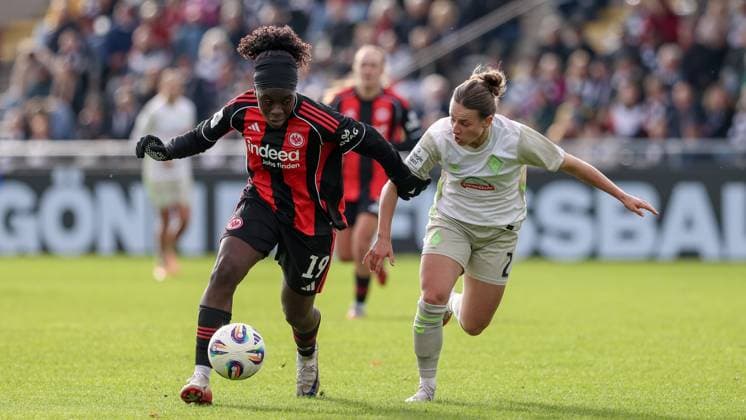 v.li.: Nicole Anyomi (Eintracht Frankfurt, 19) und Chiara D Angelo (SV Werder Bremen, 2) im Zweikampf, Duell, Dynamik, Aktion, Action, Spielszene, DIE DFB-RICHTLINIEN UNTERSAGEN JEGLICHE NUTZUNG VON FOTOS ALS SEQUENZBILDER UND ODER VIDEOÄHNLICHE FOTOSTRECKEN. DFB REGULATIONS PROHIBIT ANY USE OF PHOTOGRAPHS AS IMAGE SEQUENCES AND OR QUASI-VIDEO., 19.10.2025, Frankfurt am Main (Deutschland), Fussball, Google Pixel Frauen-Bundesliga, Eintracht Frankfurt - SV Werder Bremen