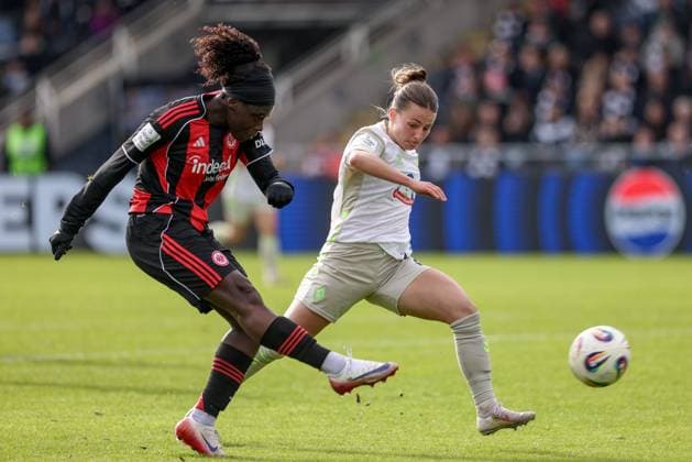 v.li.: Nicole Anyomi (Eintracht Frankfurt, 19) und Chiara D Angelo (SV Werder Bremen, 2) im Zweikampf, Duell, Dynamik, Aktion, Action, Spielszene, DIE DFB-RICHTLINIEN UNTERSAGEN JEGLICHE NUTZUNG VON FOTOS ALS SEQUENZBILDER UND ODER VIDEOÄHNLICHE FOTOSTRECKEN. DFB REGULATIONS PROHIBIT ANY USE OF PHOTOGRAPHS AS IMAGE SEQUENCES AND OR QUASI-VIDEO., 19.10.2025, Frankfurt am Main (Deutschland), Fussball, Google Pixel Frauen-Bundesliga, Eintracht Frankfurt - SV Werder Bremen