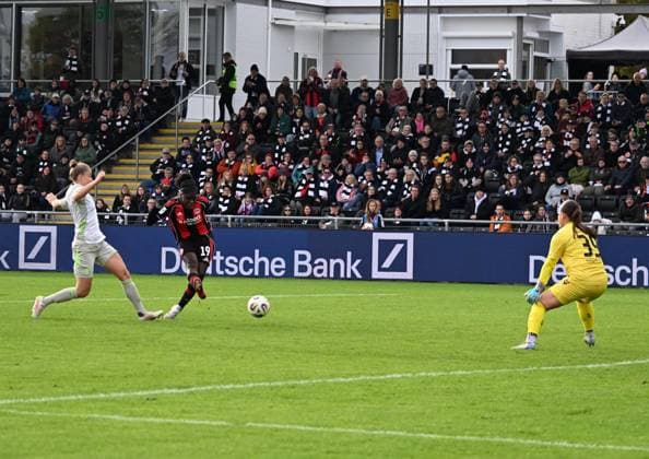 19.10.2025, xsltx, Fussball Google Pixel Frauen-Bundesliga, Eintracht Frankfurt - Werder Bremen 2. v.l. Nicole Anyomi (Eintracht Frankfurt) trifft zum 2:0 (DFL DFB REGULATIONS PROHIBIT ANY USE OF PHOTOGRAPHS as IMAGE SEQUENCES and or QUASI-VIDEO)