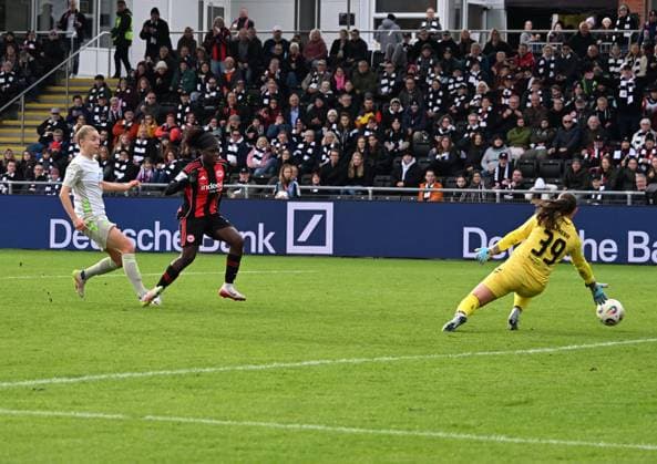 19.10.2025, xsltx, Fussball Google Pixel Frauen-Bundesliga, Eintracht Frankfurt - Werder Bremen 2. v.l. Nicole Anyomi (Eintracht Frankfurt) trifft zum 2:0 (DFL DFB REGULATIONS PROHIBIT ANY USE OF PHOTOGRAPHS as IMAGE SEQUENCES and or QUASI-VIDEO)