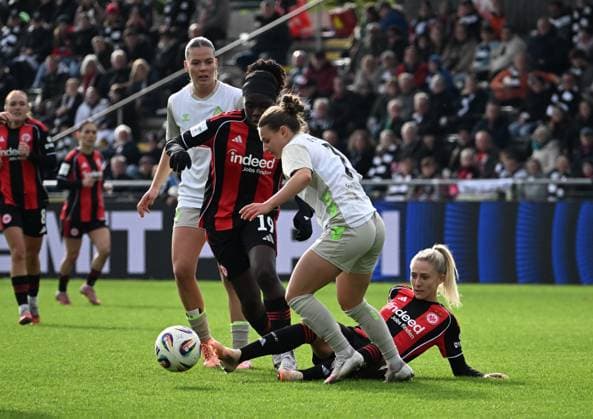 19.10.2025, xsltx, Fussball Google Pixel Frauen-Bundesliga, Eintracht Frankfurt - Werder Bremen v.l. Juliane Wirtz (Werder Bremen), Nicole Anyomi (Eintracht Frankfurt), Chiara D Angelo (Werder Bremen), Rebecka Blomqvist (Eintracht Frankfurt) (DFL DFB REGULATIONS PROHIBIT ANY USE OF PHOTOGRAPHS as IMAGE SEQUENCES and or QUASI-VIDEO)