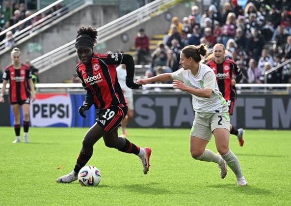 19.10.2025, xsltx, Fussball Google Pixel Frauen-Bundesliga, Eintracht Frankfurt - Werder Bremen v.l. Nicole Anyomi (Eintracht Frankfurt), Chiara D Angelo (Werder Bremen) (DFL DFB REGULATIONS PROHIBIT ANY USE OF PHOTOGRAPHS as IMAGE SEQUENCES and or QUASI-VIDEO)