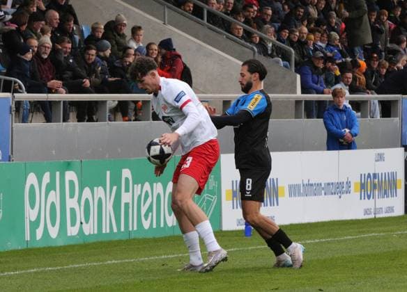 19.10.2025 xmgoodx Frankfurt am Main, PSD Bank Arena Regionalliga Südwest Saison 2025 2026 FSV Frankfurt - Kickers Offenbach (OFC) Kilian Skolik (23,OFC) gegen Giorgio Del Vecchio (8, FSV Frankfurt)
