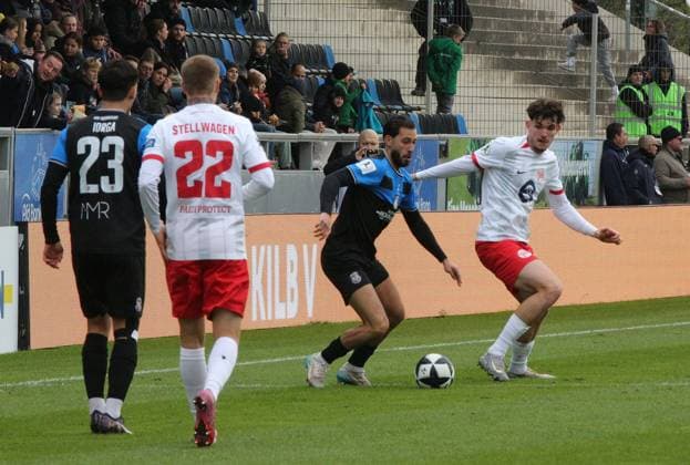 19.10.2025 xmgoodx Frankfurt am Main, PSD Bank Arena Regionalliga Südwest Saison 2025 2026 FSV Frankfurt - Kickers Offenbach (OFC) Kilian Skolik (23,OFC) gegen Giorgio Del Vecchio (8, FSV Frankfurt)
