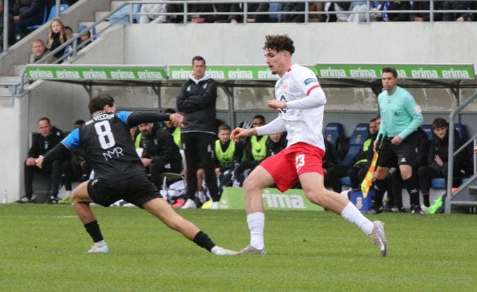 19.10.2025 xmgoodx Frankfurt am Main, PSD Bank Arena Regionalliga Südwest Saison 2025 2026 FSV Frankfurt - Kickers Offenbach (OFC) Giorgio Del Vecchio (8, FSV Frankfurt) gegen Kilian Skolik (23,OFC)