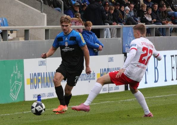 19.10.2025 xmgoodx Frankfurt am Main, PSD Bank Arena Regionalliga Südwest Saison 2025 2026 FSV Frankfurt - Kickers Offenbach (OFC) Timo Hildmann (21, FSV Frankfurt) gegen Luca Stellwagen (22, OFC)