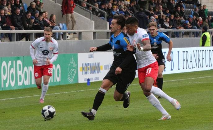 19.10.2025 xmgoodx Frankfurt am Main, PSD Bank Arena Regionalliga Südwest Saison 2025 2026 FSV Frankfurt - Kickers Offenbach (OFC) Iorga, George Daniel (23, FSV Frankfurt) gegen Ronny Marcos (31, OFC)