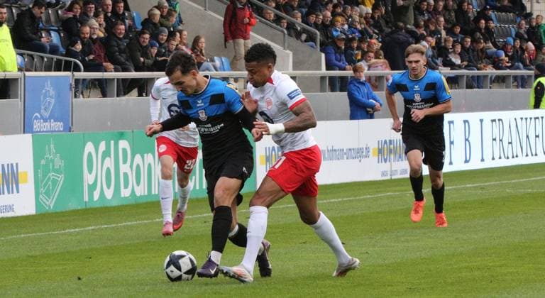 19.10.2025 xmgoodx Frankfurt am Main, PSD Bank Arena Regionalliga Südwest Saison 2025 2026 FSV Frankfurt - Kickers Offenbach (OFC) Iorga, George Daniel (23, FSV Frankfurt) gegen Ronny Marcos (31, OFC)