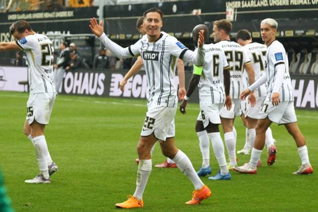 19.10.2025, xmohx, Fussball 2.Bundesliga, SV Elversberg - SpVgg Greuther Fuerth v.l. Torjubel nach dem Tor zum celebrating the goal celebrate 2:0 durch Younes Ebnoutalib (SV Elversberg) (DFL DFB REGULATIONS PROHIBIT ANY USE OF PHOTOGRAPHS as IMAGE SEQUENCES and or QUASI-VIDEO) Elversberg